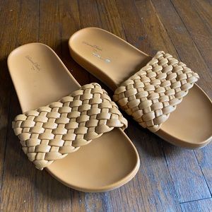 Universal Thread sandals like new